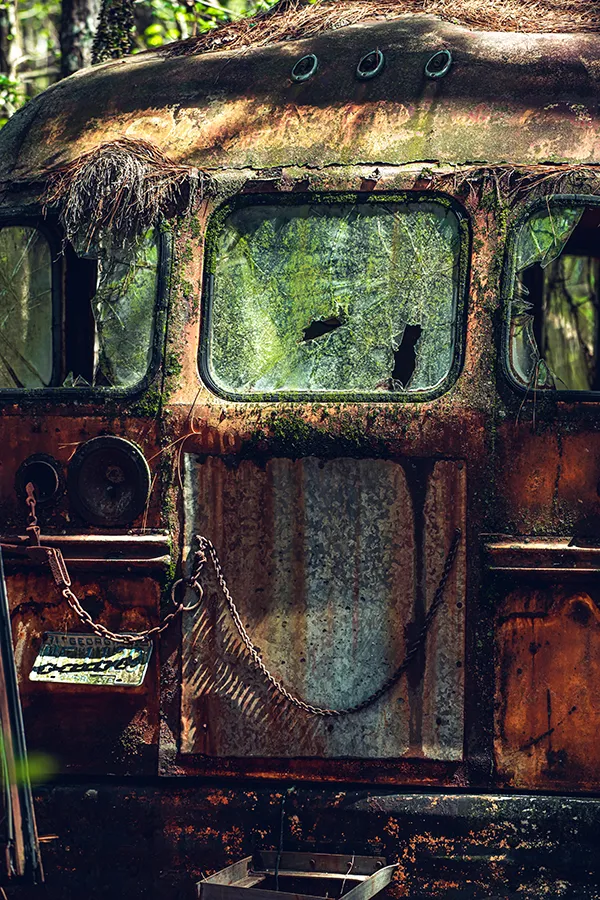 Old Car City Old Rusty Bus 600