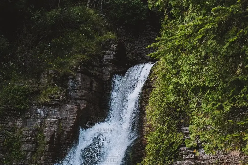 Chutes Jean-Larose Forest Waterfall, Beaupré, Quebec · Canada