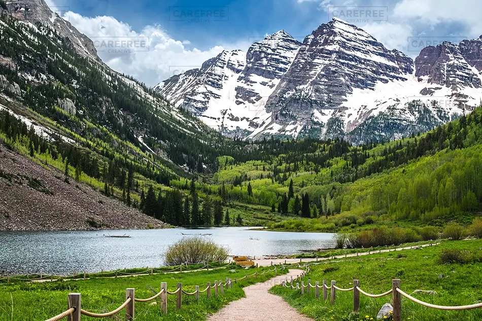 Maroon Bells Scenic Mountain Landscape with Lake, Aspen, Colorado · United States
