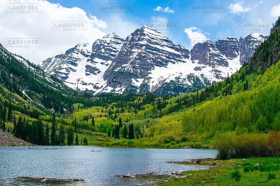 Maroon Bells Scenic Mountain Reflection in Lake, Aspen, Colorado · United States